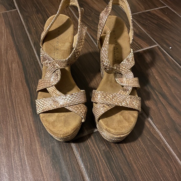 Volatile wedges - Picture 1 of 2